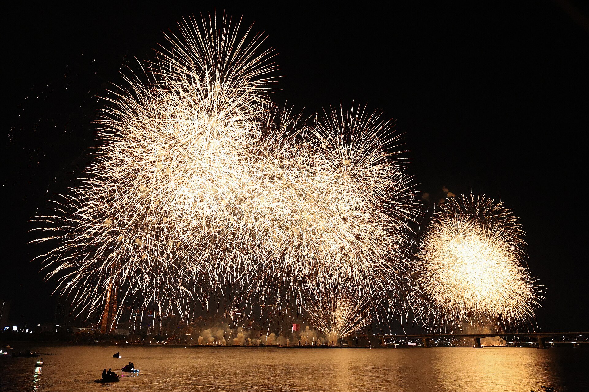 Fireworks over the Han River at Ichon Hangang Park, Seoul, during the Seoul International Fireworks Festival
